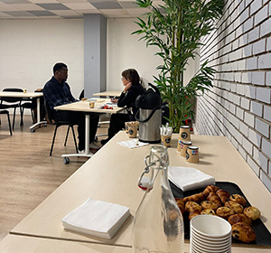 2 étudiants qui travaillent après le petit déjeuner