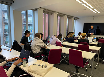 groupe d'étudiants en train de suivre un cours